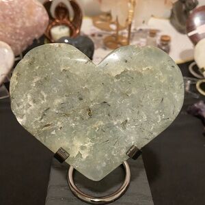 PREHNITE heart with Stand